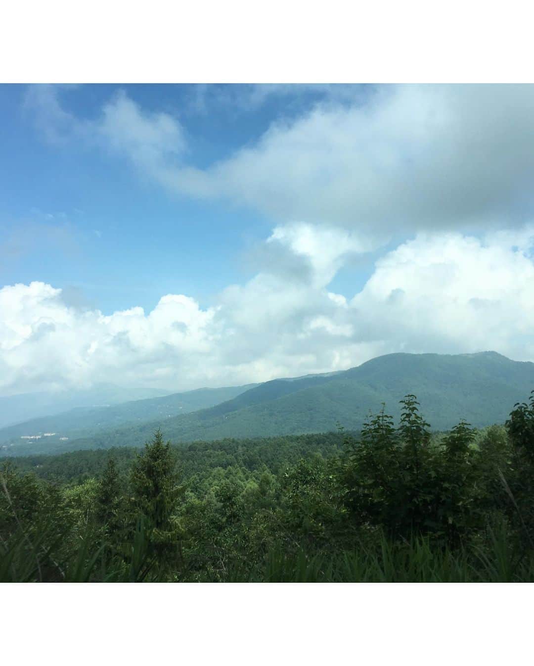 北澤 宏美さんのインスタグラム写真 - (北澤 宏美Instagram)「車窓から 青々とした空ではなかったけど 空と緑とオレンジ色の感じが何か可愛かった あそこに犬でも歩いてくれたら最高なのだけど🐕 #蓼科」8月19日 8時37分 - romihy58
