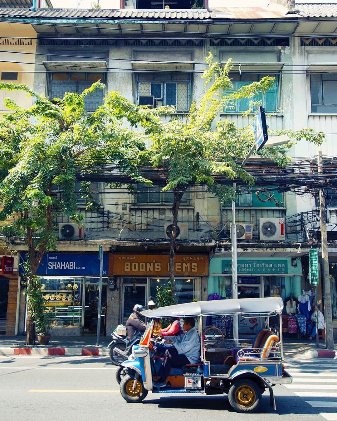 タイ国政府観光庁さんのインスタグラム写真 - (タイ国政府観光庁Instagram)「バンコクのチャルーンクルン通りからおはようございます☀️﻿ ﻿ チャルーンクルン通りはバンコクでもっとも古い通りと言われている大通り。通り沿いには、老舗食堂や、宝石店などが並び、周辺には美しい寺院も点在しています💎﻿ ﻿ 今週も1週間がんばりましょう😊﻿ ﻿ #今週も頑張ろう #タイ #バンコク #チャルーンクルンン #トゥクトゥク #バンコク散歩 #散歩 #散歩道 #こんなタイ知らなかった #もっと知りタイ #タイ旅行 #バンコク旅行 #旅好きな人と繋がりたい #旅行好きな人と繋がりたい #海外旅行 #thailand #bangkok #charoenkrung #tuktuk #amazingthailand #thailandtravel #thailandtrip #thai #thaistagram #lovethailand #thainess #localexperience﻿ ﻿」8月19日 8時37分 - amazingthailandjp