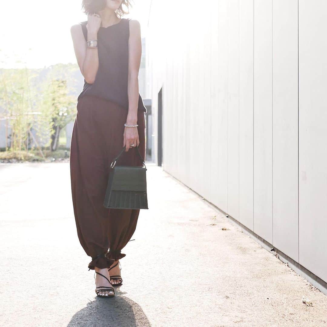 j.chikaさんのインスタグラム写真 - (j.chikaInstagram)「♥︎﻿ ﻿ ﻿ ﻿ 海外のファッションスナップで﻿ よく見かける足元。。。﻿ ﻿ ﻿ ﻿ H&Mのサンダルと﻿ GUのパンツでやってみたよ😆﻿ ﻿ ﻿ ﻿ サンダルは想定外の履きやすさ﻿ 2色買いしました♡♥︎﻿ ﻿ ﻿ ﻿ tops…#framework ﻿ pants…#gu ﻿ bag…#wickerwings #stunninglure ﻿ sandal…#hm ﻿ ﻿」8月19日 8時39分 - chikako.hongo