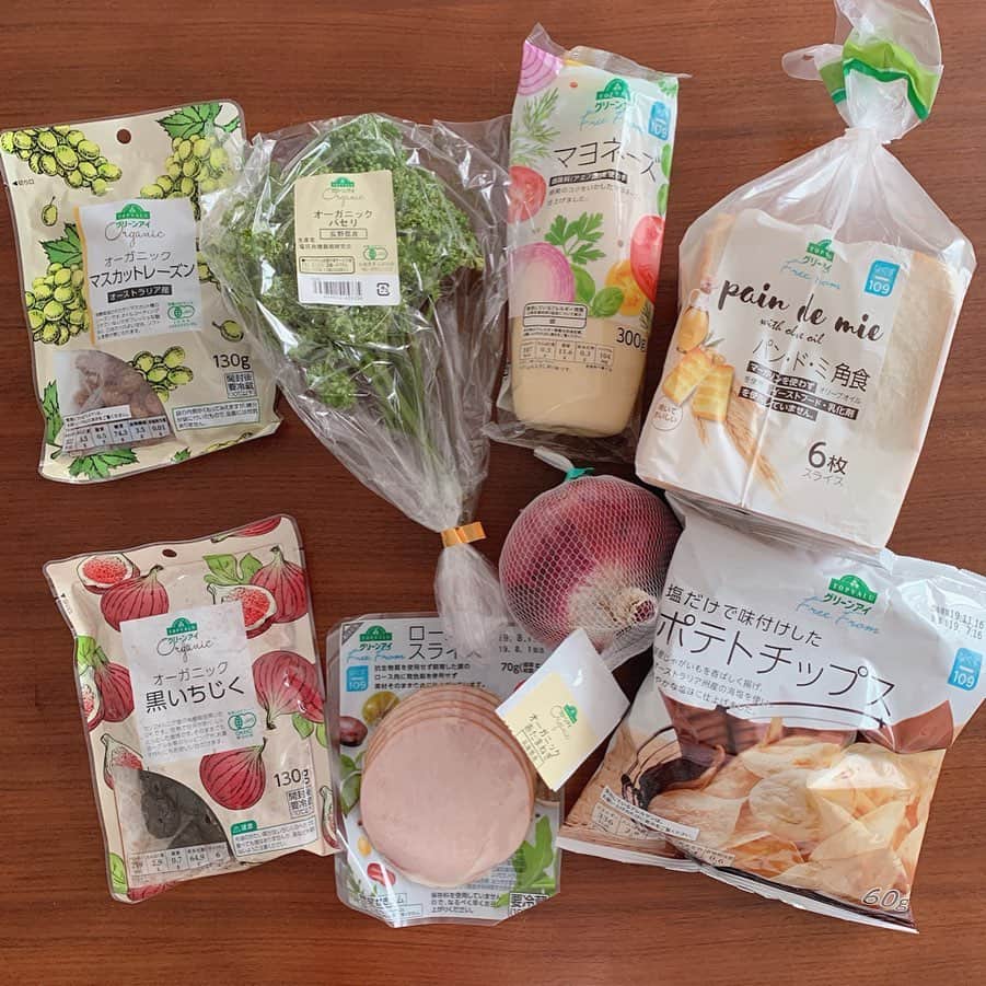 小田切恵子さんのインスタグラム写真 - (小田切恵子Instagram)「🥪🥒🍅🥔🥕 前はそんなに気にしてなかった食品のこと…美味しければいいと思っていたけれど、娘ができ娘の食べるものを調べていくうちに少し意識が変わりました。  気にし過ぎても嫌なのでバランスも取りつつ。外食やジャンクフードも食べますが、家で手作りする時はこだわります。  ハムやソーセージは無塩せき、ポテチは塩だけとか買うときに気になる添加物や原材料に配慮した商品、手に取りやすいオーガニック食品がたくさんある @topvaluofficial のグリーンアイシリーズにいつもお世話になっています。  最近好評だった朝ごはんはサンドイッチ🥪  パパの分はくるんで仕事に持っていってもらいました😋🍴 ・  #ポテトチップス  #ローススライスハム  #トップバリュグリーンアイ  #グリーンアイ PR  #myhappygreen  @topvaluofficial」8月19日 8時45分 - keikoodagiri101