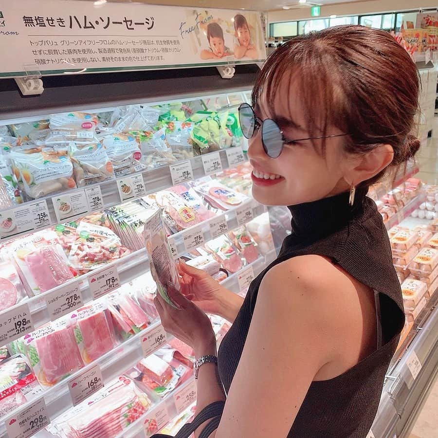 小田切恵子さんのインスタグラム写真 - (小田切恵子Instagram)「🥪🥒🍅🥔🥕 前はそんなに気にしてなかった食品のこと…美味しければいいと思っていたけれど、娘ができ娘の食べるものを調べていくうちに少し意識が変わりました。  気にし過ぎても嫌なのでバランスも取りつつ。外食やジャンクフードも食べますが、家で手作りする時はこだわります。  ハムやソーセージは無塩せき、ポテチは塩だけとか買うときに気になる添加物や原材料に配慮した商品、手に取りやすいオーガニック食品がたくさんある @topvaluofficial のグリーンアイシリーズにいつもお世話になっています。  最近好評だった朝ごはんはサンドイッチ🥪  パパの分はくるんで仕事に持っていってもらいました😋🍴 ・  #ポテトチップス  #ローススライスハム  #トップバリュグリーンアイ  #グリーンアイ PR  #myhappygreen  @topvaluofficial」8月19日 8時45分 - keikoodagiri101