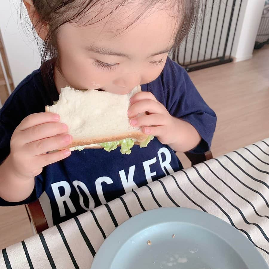 小田切恵子さんのインスタグラム写真 - (小田切恵子Instagram)「🥪🥒🍅🥔🥕 前はそんなに気にしてなかった食品のこと…美味しければいいと思っていたけれど、娘ができ娘の食べるものを調べていくうちに少し意識が変わりました。  気にし過ぎても嫌なのでバランスも取りつつ。外食やジャンクフードも食べますが、家で手作りする時はこだわります。  ハムやソーセージは無塩せき、ポテチは塩だけとか買うときに気になる添加物や原材料に配慮した商品、手に取りやすいオーガニック食品がたくさんある @topvaluofficial のグリーンアイシリーズにいつもお世話になっています。  最近好評だった朝ごはんはサンドイッチ🥪  パパの分はくるんで仕事に持っていってもらいました😋🍴 ・  #ポテトチップス  #ローススライスハム  #トップバリュグリーンアイ  #グリーンアイ PR  #myhappygreen  @topvaluofficial」8月19日 8時45分 - keikoodagiri101