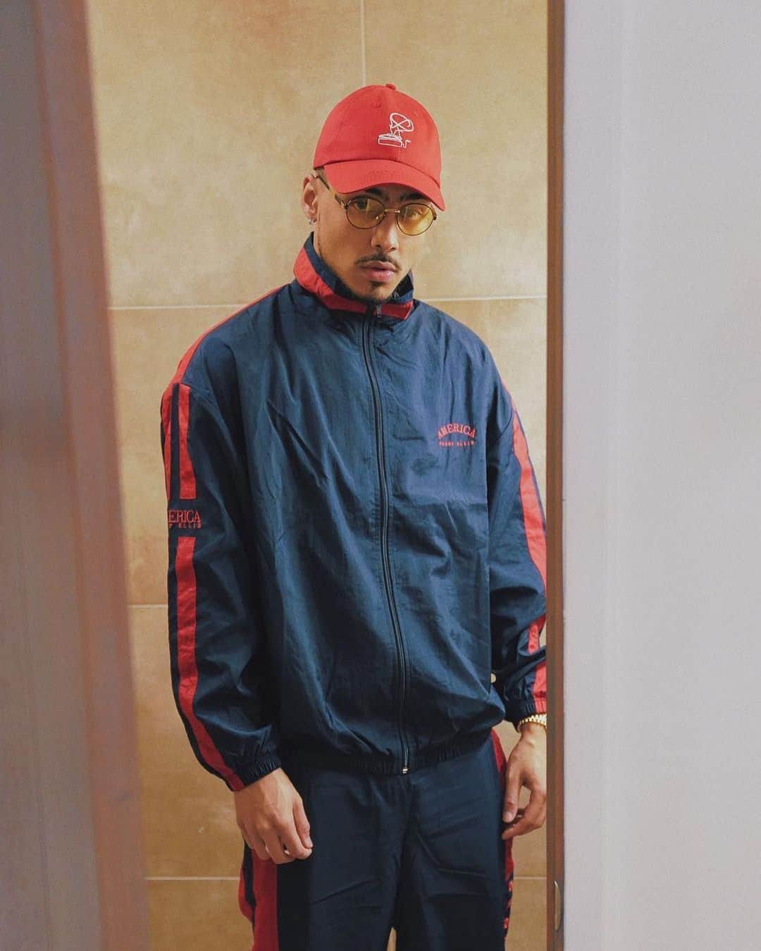 ペリーエリスのインスタグラム：「The right attitude is key 📷 @quincy #PerryEllisAmerica #repost」