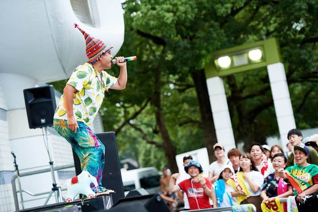 MOCAさんのインスタグラム写真 - (MOCAInstagram)「. . ‪ARIGATO MUSIC Fes 2019‬ ‪〜スペシャルフリーライブ‬ ‪in SHIBUYA SUMMER PARK〜‬ . ‪代々木公園野外音楽堂に‬ ‪集まってくれたみんなと‬ ‪最高に夏を感じれたでー🏝🤙‬ . ‪いつも、ありがとう🐻🤞‬ . ‪26日はリリパあるよ😬✌️‬ . ‪まだチケットあるよ㊗️‬ . ‪#ARIGATOMUSIC‬ ‪#MINAMINiNE‬ ‪#HANDDRIP‬ ‪#mahina‬ ‪#ベリーグッドマン‬ . photo by @keecoroma .」8月19日 9時01分 - moca_berrygoodman