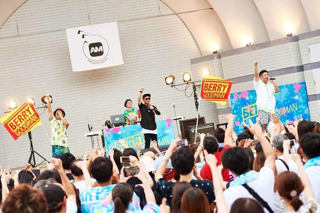 MOCAさんのインスタグラム写真 - (MOCAInstagram)「. . ‪ARIGATO MUSIC Fes 2019‬ ‪〜スペシャルフリーライブ‬ ‪in SHIBUYA SUMMER PARK〜‬ . ‪代々木公園野外音楽堂に‬ ‪集まってくれたみんなと‬ ‪最高に夏を感じれたでー🏝🤙‬ . ‪いつも、ありがとう🐻🤞‬ . ‪26日はリリパあるよ😬✌️‬ . ‪まだチケットあるよ㊗️‬ . ‪#ARIGATOMUSIC‬ ‪#MINAMINiNE‬ ‪#HANDDRIP‬ ‪#mahina‬ ‪#ベリーグッドマン‬ . photo by @keecoroma .」8月19日 9時01分 - moca_berrygoodman