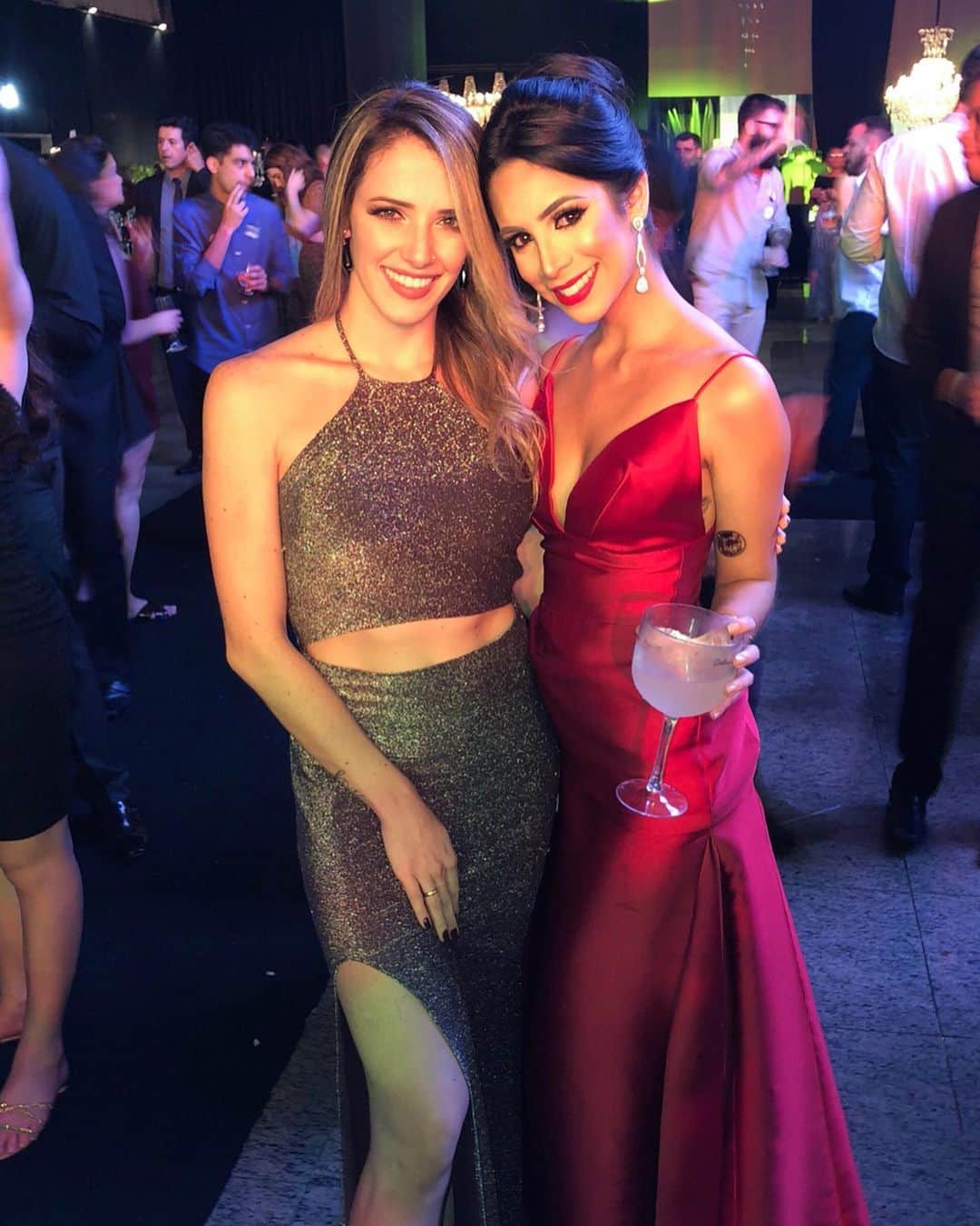 ナターリア・ガウジオのインスタグラム：「Muito orgulho dessa amiga maravilhosa!! Agora oficialmente formada... Parabéns amigaaa, você merece todo sucesso do mundoooo, muito feliz em ver você concluindo essa jornada!! Lembro muito bem de quando você decidiu o que queria e o tanto que se dedicou pra isso e eu nunca tive dúvidas de que você seria mais que capaz!! Te amooo minha advogata!! 👏🏼😍👩🏻‍🎓✨💃🏼👯‍♀️👠❤️ #baile #formadebs #lawyer #advogata #congrats #graduation #party #gala #love #friendship」