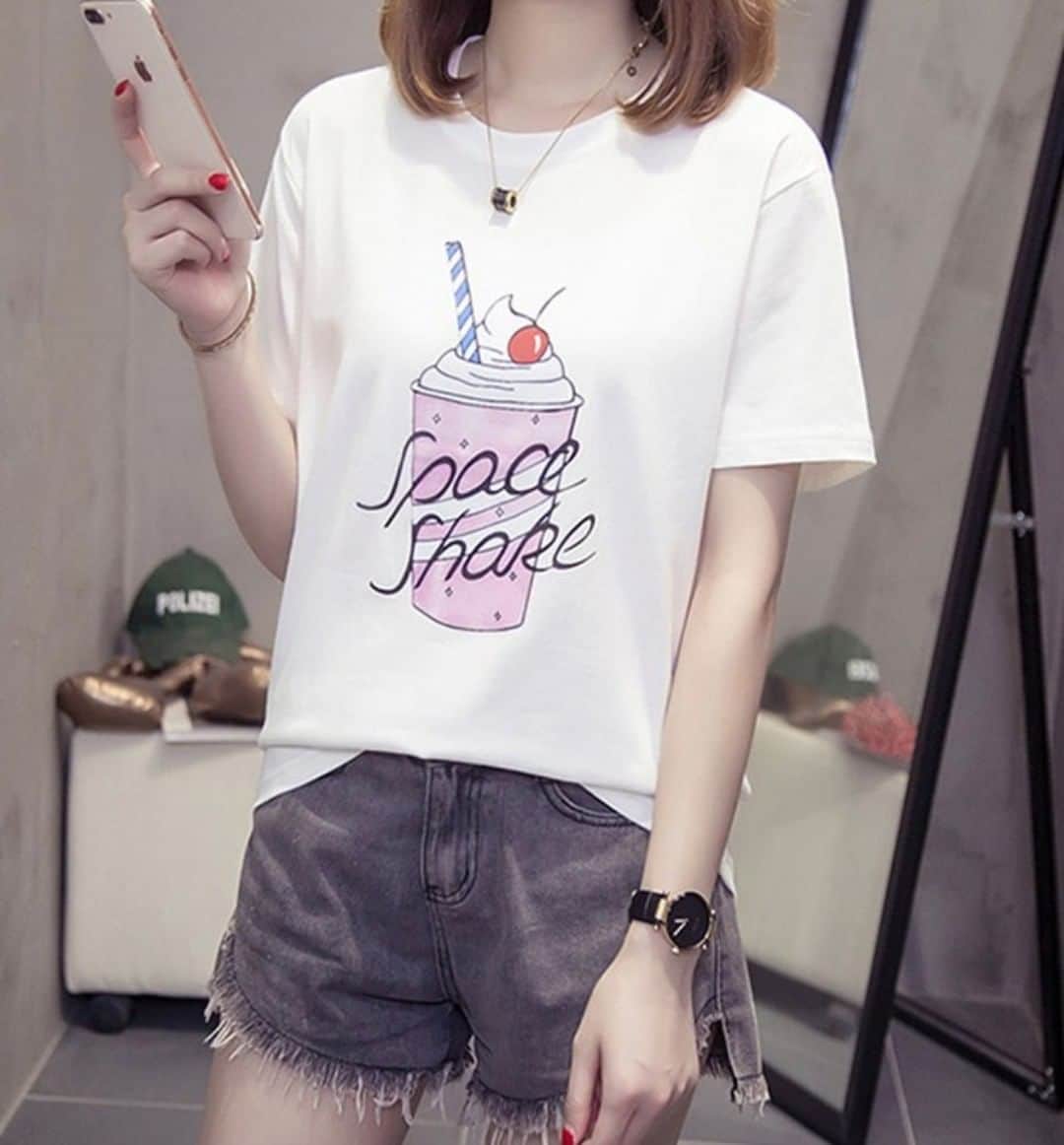 maison de LATIRのインスタグラム：「ポップなデザインのフロントプリントが可愛いらしいｔシャツ。 ちょっぴりルーズなサイズ感でトレンドもしっかりキャッチ。 すっきりした細身のデニムと合わせるとカジュアル感が増しますね . お求めはコチラから▼▼ @maison_de_latir #maison_de_latir #https://shop-list.com/women/brand/maison-de-latir/」
