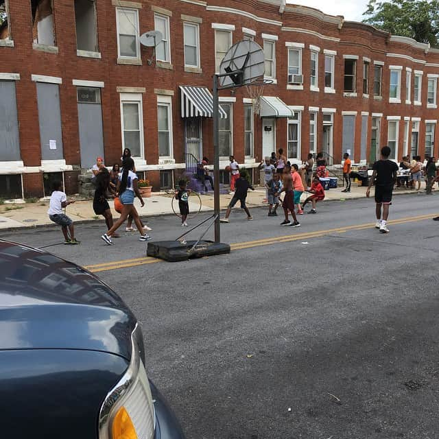 ラリー・ギリアード・Jrさんのインスタグラム写真 - (ラリー・ギリアード・JrInstagram)「Yesterday was the Franklin Square Block Party! It’s hosted by my mom every year on the block I grew up on, Saratoga St. My kids and I whipped up a kale salad, salmon, pasta salad and 2 pineapple coconut cakes for the occasion! @theoriginalyogacop and @cheriesd stopped by to join us! We even got one of Bmore’s finest to jump a little rope! Nothing like a summer block party to bring out the kid in you! #goodtimes #family #summertimefun #mybmore #baltimore #franklinsquare #blockparty #2019 @jadon_gilliard @michaela_jolie」8月19日 9時15分 - thereallgjr