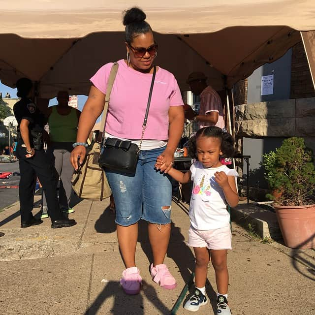 ラリー・ギリアード・Jrさんのインスタグラム写真 - (ラリー・ギリアード・JrInstagram)「Yesterday was the Franklin Square Block Party! It’s hosted by my mom every year on the block I grew up on, Saratoga St. My kids and I whipped up a kale salad, salmon, pasta salad and 2 pineapple coconut cakes for the occasion! @theoriginalyogacop and @cheriesd stopped by to join us! We even got one of Bmore’s finest to jump a little rope! Nothing like a summer block party to bring out the kid in you! #goodtimes #family #summertimefun #mybmore #baltimore #franklinsquare #blockparty #2019 @jadon_gilliard @michaela_jolie」8月19日 9時15分 - thereallgjr