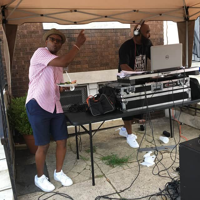 ラリー・ギリアード・Jrさんのインスタグラム写真 - (ラリー・ギリアード・JrInstagram)「Yesterday was the Franklin Square Block Party! It’s hosted by my mom every year on the block I grew up on, Saratoga St. My kids and I whipped up a kale salad, salmon, pasta salad and 2 pineapple coconut cakes for the occasion! @theoriginalyogacop and @cheriesd stopped by to join us! We even got one of Bmore’s finest to jump a little rope! Nothing like a summer block party to bring out the kid in you! #goodtimes #family #summertimefun #mybmore #baltimore #franklinsquare #blockparty #2019 @jadon_gilliard @michaela_jolie」8月19日 9時15分 - thereallgjr