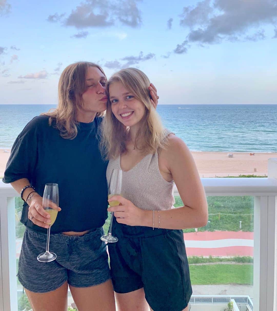 ニコル・ラジコワのインスタグラム：「seesturs are back!」