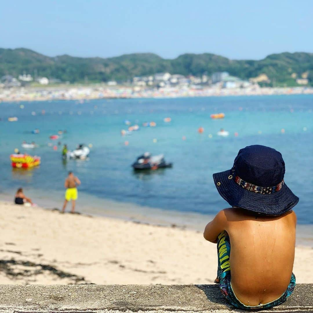 SAYのインスタグラム：「夏休みはいつも特別な時間だった。 暑苦しいほど鳴く蝉も、 キラキラ光る波打際も、 砂混じりの潮風も、 夏の全部が楽しくて朝から晩まで何かに夢中だった。 いま、目の前で鼻の頭にたま汗かきながら蟹探しをしてる君を見ていると、君にもあの特別な時間が来てる事がたまらなく嬉しい。 思う存分遊びなさい。 パパにもママにも教えてあげられない特別な秘密を大自然が教えてくれるよ。」