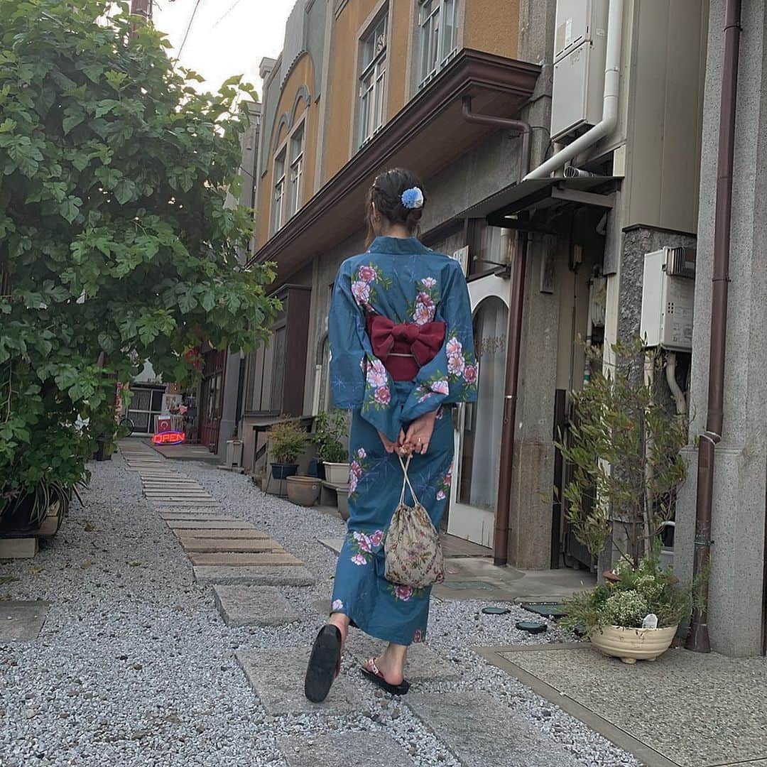 前田亜美のインスタグラム：「. . 浴衣なんかきちゃって〜〜👘♡. . 和服で京都とか行きたいな〜 .  #浴衣 #帯 #意外と自分で髪もセットして着れちゃうの #帯も結んだよ」