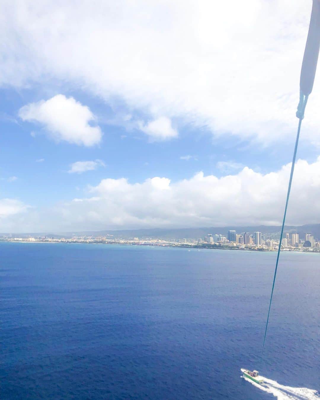 林弓束さんのインスタグラム写真 - (林弓束Instagram)「ハワイの思い出🌴 とても浮かれた一枚から。笑 海でくたくたになるまで遊んで 美味しいものたくさん食べて。 すてきな景色に包まれて。 何度来ても足りないと思ってしまう。 ハワイサイコーです。 . . . #hawaii #ハワイ #ハワイ旅行 #ホノルル #ワイキキ #ハワイ旅行 #タビジョ #travel #海外旅行 #パラセーリング #ロコモコ #ガーリックシュリンプ #アランチーノ #ラメール　#yzktrip」8月19日 9時13分 - hayashiyuzuka