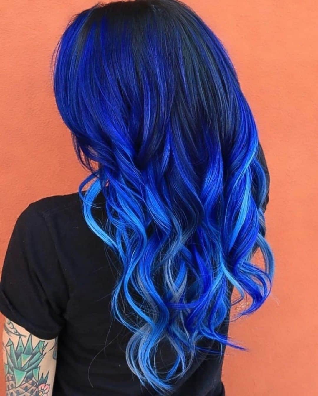 CosmoProf Beautyさんのインスタグラム写真 - (CosmoProf BeautyInstagram)「HOLY HUES! Check out these blues 😍💙⁣ ⁣ Process: 👇⁣ 💙 Pre-toned the extensions with @framesiusa Color Lover Dynamic Blonde Shampoo the night before the appointment.⁣ 💙 After install, I colored the hair with ribbons of @guytang_mydentity colors - Charcoal, Blue Mystique, Mint of Steel, Arctic Blue, all with @Olaplex⁣ 💙 Cut to blend, then created these perfect waves 🌊⁣ Hair by: @sheartale⁣ on @kailah_casillas  Receive a FREE #Framesi Framcolor 2001 Intense Shade with the purchase of one Framesi #ColorLover Dynamic Blonde Shampoo at #cosmoprofbeauty where you are #licensedtocreate⁣⁣ ⁣ #repost #framesiusa #bluehaircolor #bluehair #guytangmydentity #vibranthair」8月19日 9時15分 - cosmoprofbeauty