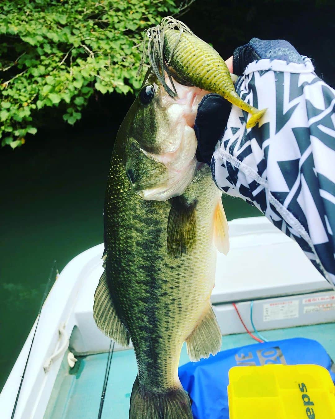 人時のインスタグラム：「相模湖へ♫ ワイド4ジグ で先ずは40アップ♫ それからHU-70L でこれまた40アップ♫ 硬いルアーで釣るのはやっぱり嬉しいです^_^ HU-70L 大好きになりました^_^」