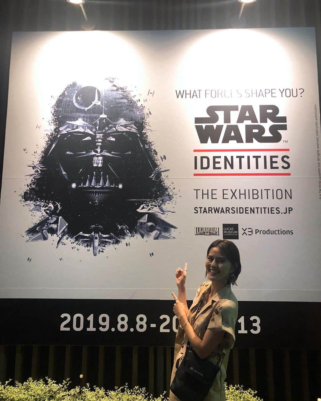 岩田絵莉佳さんのインスタグラム写真 - (岩田絵莉佳Instagram)「STAR WARS Identities The Exhibition . 先日行ってきました！ #スターウォーズ展 2019！ SF映画は基本苦手だけど、STAR WARSは大好き♥️🎬 . . 入る前からずっとワクワクドキドキしてたけど もう2枚目の入り口のネオンの文字から大興奮🤩 . . 入り口でイヤホンとリストバンドを付けて出発🕺🏻 . 会場では3枚目のような実寸大の#BB8 や 6枚目の冷凍された#ハンソロ のオブジェなどが 所狭しと展示されています⭐️ . . 4枚目の模型、何か皆さんわかります？ 正解は… #ジャージャービンクス の原案模型！ (目飛び出しすぎ。笑) . . 5枚目は#ヨーダ 目のモチーフはアインシュタインらしい 8枚目は#ジャバザハット のイラスト . . このように模型だけではなく、原画や オリジナルイラスト、実際に使われていた衣装や 小道具など、実に200点以上が展示されているんです✨ . . 解説を聞きながら耳で目で楽しめる😍 . . そしてもう１つの楽しみが、会場内の至る所にある「QUEST」 10の問いかけに答えて、自分だけの オリジナルキャラクターを創造することができます👆🏻 . . 性格診断みたいに自分のアイデンティティを 知ることができる仕掛けになっていて面白い☺️ ちなみに私のキャラクターは10枚目…笑 . . . 結論！ とにかく最高だった💙💙💙 そして #ダークサイド だろうと悪役だろうと やっぱり#ダースベイダー はカッコいい♟ . . 皆さんも是非行ってみてください🕺🏻🕺🏻🕺🏻 May the force be with you. . . . 情報載っけときます☟ . 会期：2019年8月8日～2020年1月13日 会場：寺田倉庫G1-5F 住所：東京都品川区東品川2-6-4 開館時間：10:00～19:00　※入場は閉場の30分前まで 休館日：9月9日、10月21日、11月18日、1月1日～3日 . . . #model #starwars #summervacation #tokyo #starwarsidentities #maytheforcebewithyou  #identities #exhibition #Lucasfilm #movie」8月19日 20時09分 - 15erika11