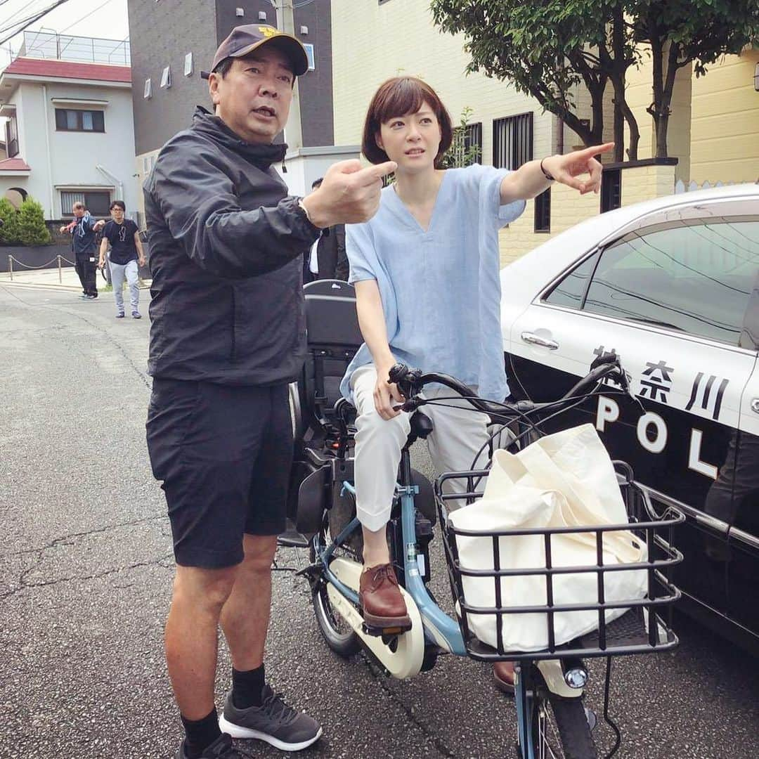 上野樹里さんのインスタグラム写真 - (上野樹里Instagram)「この写真は第6話の撮影現場より、『まっすぐ行って左』って、打ち合わせ風に平野監督と撮ったものです。🦑 本日夜9時から放送の第6話からこのママチャリに乗ってます。🚲🐋（それが伝えたかっただけ😄） 初めての電動自転車に、子供を乗せたらどんな感じかママの気分を想像してます。このように、現場にもママチャリで駆けつけます🐊🎬 #監察医朝顔 #ママチャリ #上野樹里」8月19日 20時09分 - _juri_art_