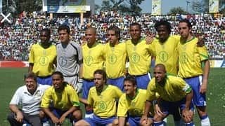 ジュリアーノ・ベレッチさんのインスタグラム写真 - (ジュリアーノ・ベレッチInstagram)「Seleção Brasileira! 15 anos do JOGO DA PAZ no Haiti, na cidade de Porto Príncipe. Ganhamos de 6x0. Mas estávamos lá para ajudar na campanha de desarmamento em um local onde vivia uma guerra civil.  Fomos ajudar o país. No caminho entre o aeroporto e o estádio (5 km), fomos em tanques de combate blindados, e nas ruas estávamos acompanhados por milhares de haitianos, que apesar de tudo nos receberam com muita alegria e tomaram as ruas para nos ver passar.  #forever #futebol #alegria」8月19日 18時46分 - julianobelletti