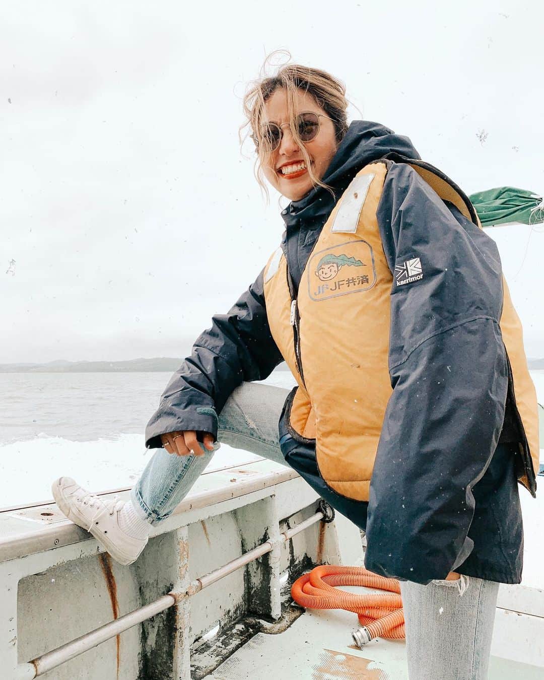 Rihwaさんのインスタグラム写真 - (RihwaInstagram)「母のお友達のご家族が湧別町に住んでいるということで、今日はなんと、、湧別町ツアーをして下さいました！😍🌷🌷🌷 オホーツク海の水と山の水が入ってくるサロマ湖でホタテ漁船に乗せてもらったよ！😳🛥⚓️✨✨✨ 漁師の母ちゃんみたいでしょ！！！！🤣🌊🌊🌊 ホタテ美味しかったぁぁぁ！！！！！獲れたてのホタテを船の上で食べれるなんて最高の贅沢だった！！！！😍💞✨ 湧別町の皆様、本当にありがとうございます！また来なくっちゃ！☺️🌷🌷🌷🌷🌷🌷🌷🌷 #Rihwa #湧別町 #サロマ湖 #漁船 #ホタテ #帆立 #美味しい #絶品 #北海道 #ハイタッチの旅」8月19日 18時38分 - rihwa_official