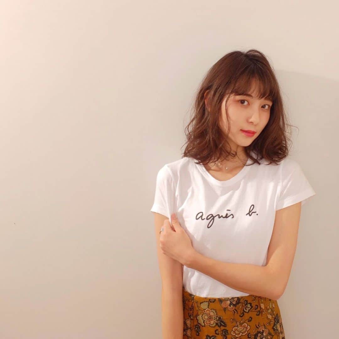 山田麻由のインスタグラム：「﻿ メイクと髪型がいつもと違うだけで雰囲気って全然違うなあ😶﻿ ﻿ お友達のお手伝いでヘアメイクやってもらいました☺︎﻿ ﻿ ﻿ #撮影#撮影モデル#撮影依頼募集中#サロンモデル #サロモ#サロンモデル募集中#ポートレート#ポートレートモデル」