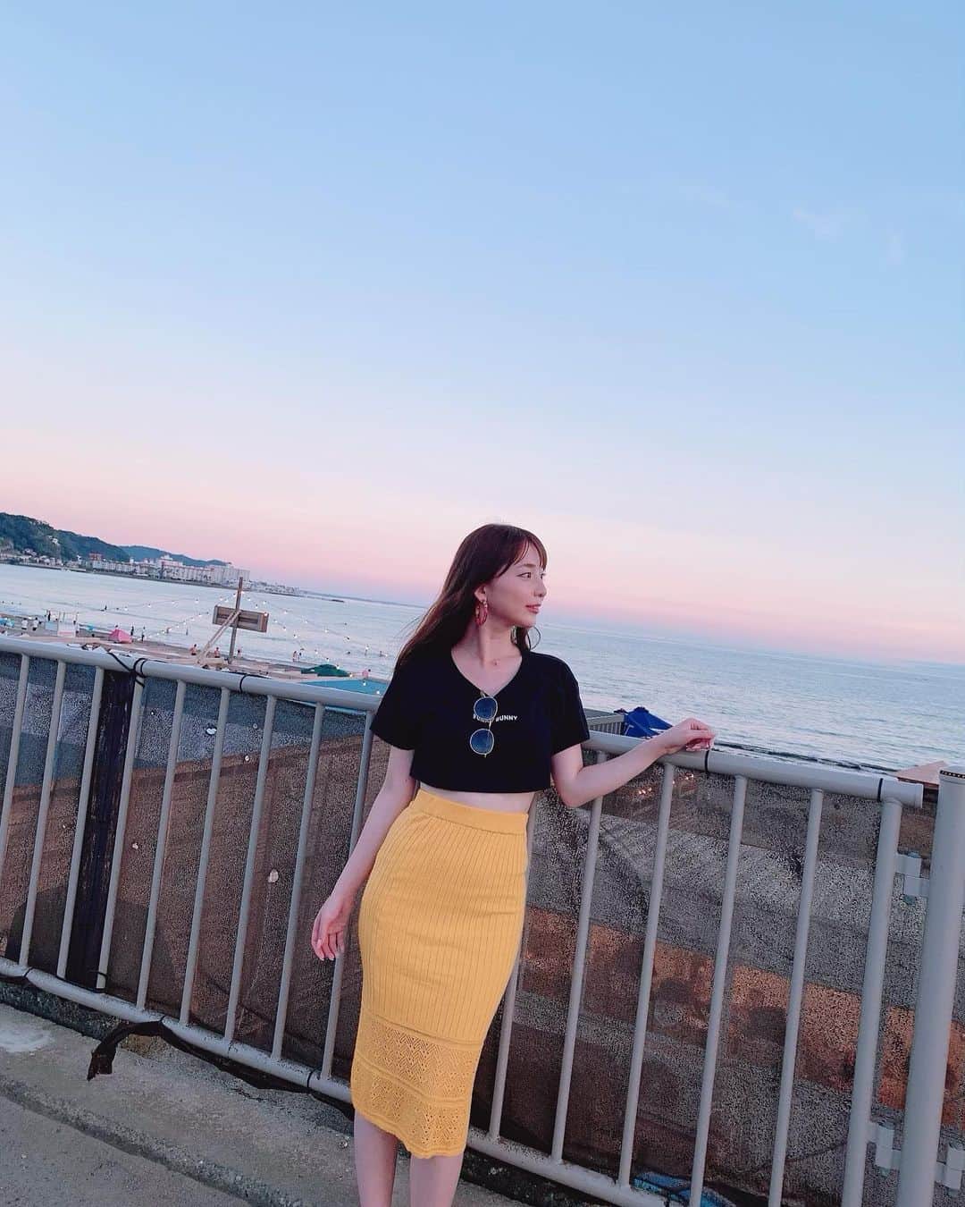 堀尾実咲のインスタグラム：「ぽんたろと海行ったときのお洋服🐰🌻 由比ヶ浜で見かけましたってDMくれた方がいて嬉しかった😆  ぜひ声かけてね♡  #cordinate #fashion #portrait  #tops #minktokyo #skirt #duras」