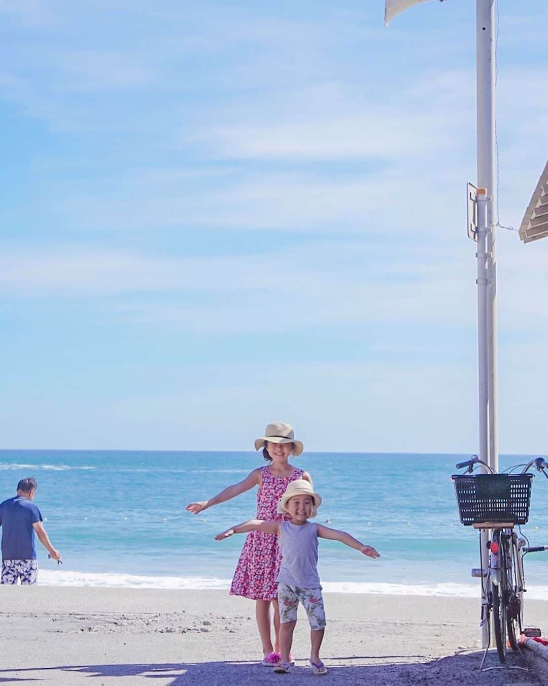 タビスルキッズのインスタグラム：「今週もよろしくお願いします😊 現在、「夏」を楽しんでいるお写真・動画を募集中です✨ 本日の #タビスルキッズ はこちら💕 📷@hitomi5464さん 🚩千葉県・勝浦市「鵜原海水浴場」 🎙ご本人コメント 海と…🏖 ・ ・ ・ T〜っ🐾 ＊＊＊＊＊＊ 「T〜っ🐾」かわいい夏の思い出ですね！ いつも、素敵なお写真ありがとうございます💕」