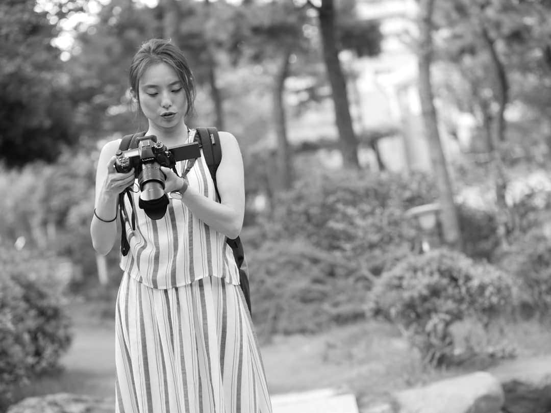 柚月美穂さんのインスタグラム写真 - (柚月美穂Instagram)「#randompic . . 鳥羽ちゃんの笑顔は スティッチみたいで可愛いんだよ。 . . とばちゃん(@tobamanami )が 一眼のカメラを買ったのでレクチャー会です。 . . 話をしていると自分でも 初カメラなのによく勉強していて とばちゃんのそういう実直な所が 共演した時から大好きだよ。 教えたこともすぐ理解しちゃう。 . . なによりも話していて楽しい 同い年ちゃん☺︎ . . #鳥羽まなみ . #lumix #lumixgh4 #gh4 #leica #15mm #42mm (42.5mm」8月19日 18時41分 - mihoyuzuki