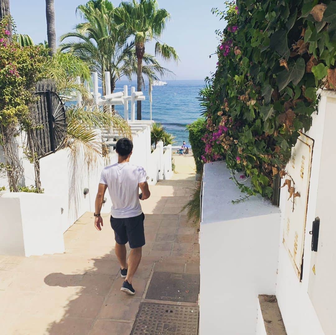 岡崎慎司のインスタグラム：「In Marbella  マラガから60キロぐらい離れた街やけど、非常に👍👍👍👌☀️☀️💯 試合したくてウズウズしてる😭💪」