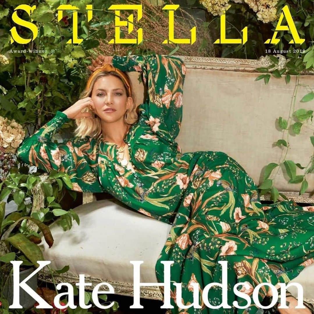 ケイト・ハドソンさんのインスタグラム写真 - (ケイト・ハドソンInstagram)「A little @happyxnatureofficial on the cover of STELLA 💋☀️💋(Shot by @alexilubomirski 💚)」8月19日 18時54分 - katehudson