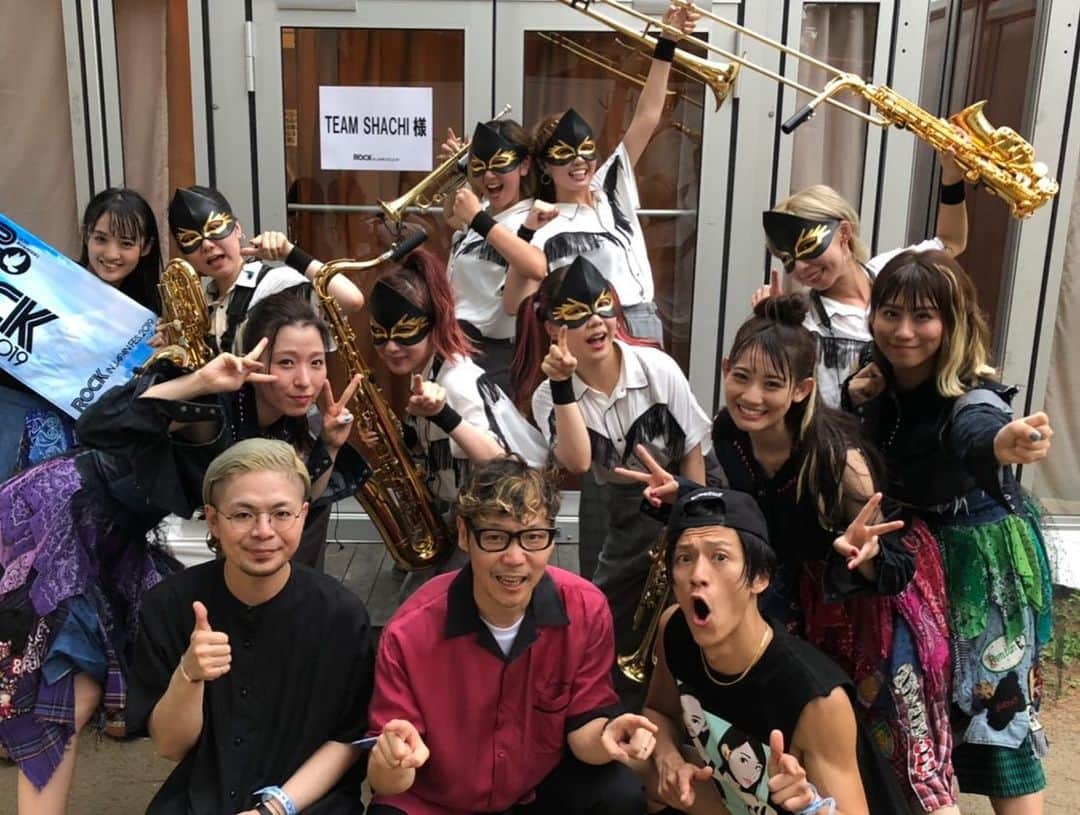 Bunta さんのインスタグラム写真 - (Bunta Instagram)「TEAM SHACHI サマソニ大阪 完奏🔥  ROCK AWAYのレコーディングから始まってフェス三本やりきった！色んな意味で勉強にもなったし個人のドラム経験値としてもかなり上がったと思う。シャチメンバーの元気なパワーとプロ意識、ブラス民のダンスしながらの本気の演奏、日高さんの貫禄とMCの毒舌感、ベースミヤくんの譜面起こしからプレイヤーとしてのみんなへの気配りと安心感、トラのツルくんの全体リハ一本でもやりきる度胸。全部が新鮮でサポートだったけど、自分もシャチのフェス特別バンドとして全力でやり切れたと思う♨️🔥♨️ 会場で観てくれた人、タフ民全員に感謝🙏🙏🙏 俺ももっともっと頑張るぞ！！ #teamshachi #サマソニ大阪 #drumforhappy #drums」8月19日 18時47分 - buntatf