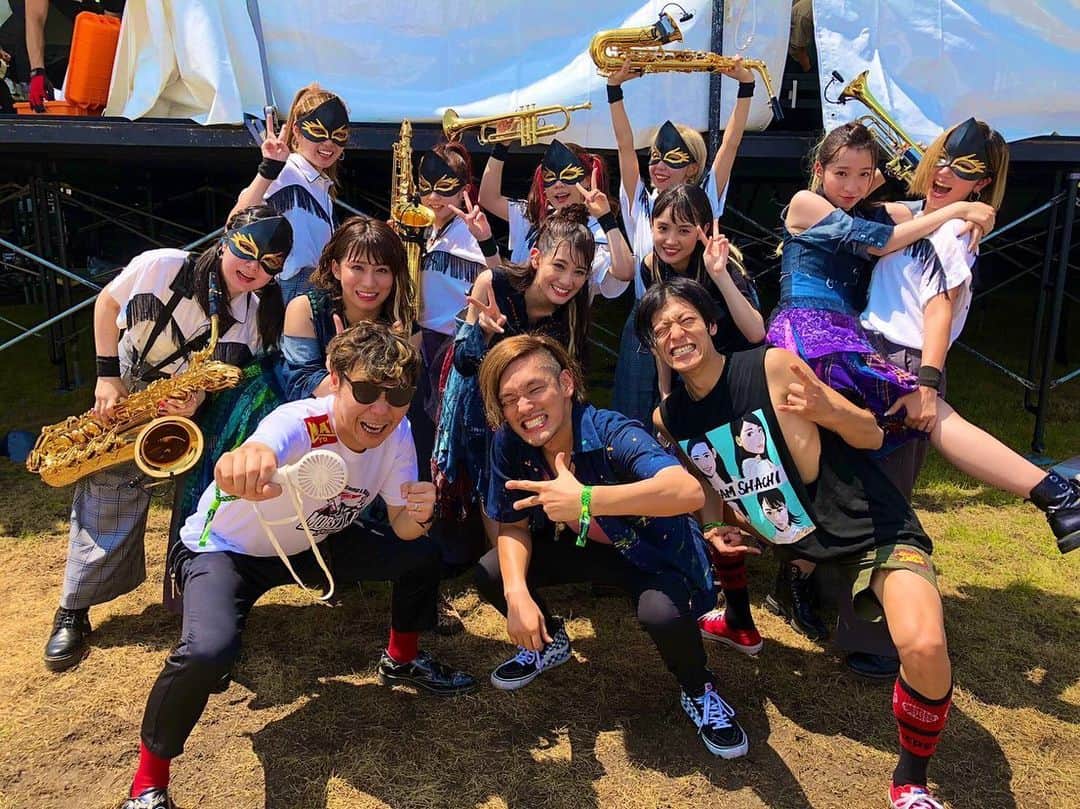 Bunta のインスタグラム：「TEAM SHACHI サマソニ大阪 完奏🔥  ROCK AWAYのレコーディングから始まってフェス三本やりきった！色んな意味で勉強にもなったし個人のドラム経験値としてもかなり上がったと思う。シャチメンバーの元気なパワーとプロ意識、ブラス民のダンスしながらの本気の演奏、日高さんの貫禄とMCの毒舌感、ベースミヤくんの譜面起こしからプレイヤーとしてのみんなへの気配りと安心感、トラのツルくんの全体リハ一本でもやりきる度胸。全部が新鮮でサポートだったけど、自分もシャチのフェス特別バンドとして全力でやり切れたと思う♨️🔥♨️ 会場で観てくれた人、タフ民全員に感謝🙏🙏🙏 俺ももっともっと頑張るぞ！！ #teamshachi #サマソニ大阪 #drumforhappy #drums」