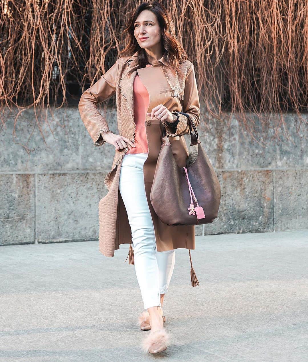 エンリーベグリンのインスタグラム：「There are days when I want to feel cool, sexy, goofy, and at these times, fashion helps me define my mood.  #henrybeguelin#totallook#vegtannedleather#coat#trench#in#leather#slippers#bag#」