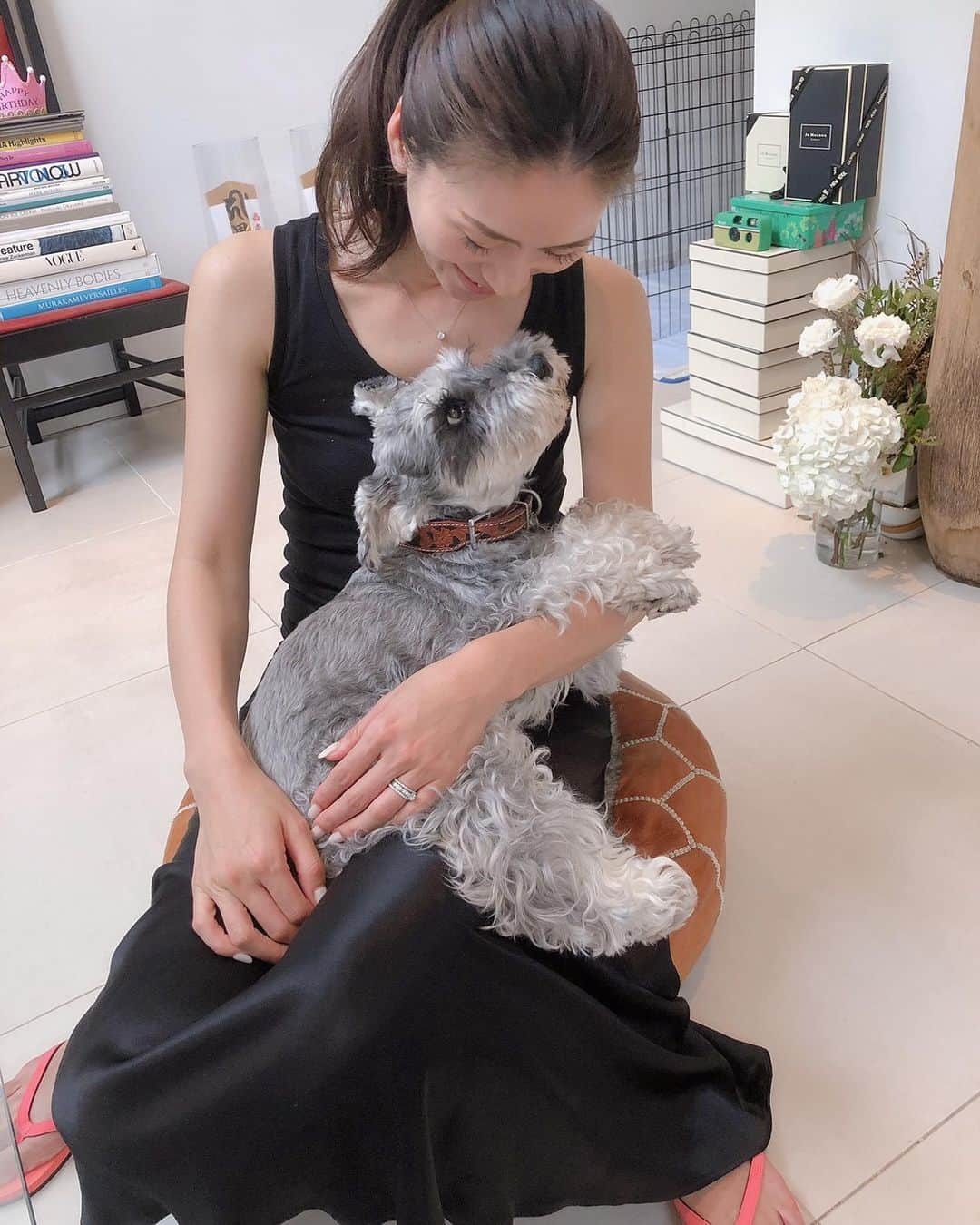 大日方久美子さんのインスタグラム写真 - (大日方久美子Instagram)「・ 本当は1番甘えん坊のJIRO🐶 ・ ハナちゃんに会いに来てくれた @kiyomimedeiros が撮ってくれた写真には私を独占できたのが嬉しそうなJIROが写っていてたまらない気持ちに❤️ ・ ハナちゃんの様子はストーリーにアップしますね！ ・ そしてお知らせです。 仕事もこの子たちの為に頑張らないとです😊 ・  8月24日(土)13時から阪急うめだ本店4Fで @essen_official スタイリングイベントを開催します！ 久しぶりの関西イベント嬉しい！ ・ @essen_official においては初のPOP UPなので みなさんぜひいらしてください😊 (特に大人の女性にオススメしたいブランド❤️) ・ 今回は特別にコートの受注も行います。 ・ @essen_official の人気アイテムはイベントをするとすぐに完売してしまうのでこの機会にぜひ！ ・ 詳しくは @essen_official の投稿からご覧ください。 ・ 大好きな関西の皆さんに会えるのを楽しみにしています！！ ・ ・ #保護犬 #保護犬jiro #エッセン #essen_official #シュナウザー」8月19日 18時59分 - kumi511976