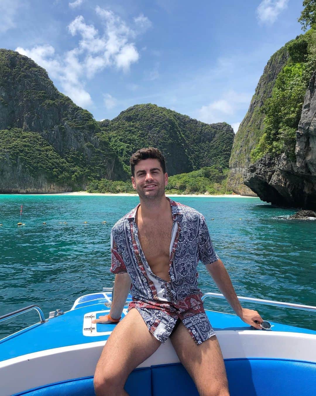 ハビエル・ラジャのインスタグラム：「Exploring the islands ka 🙏 🏝⛰🐠🐒」