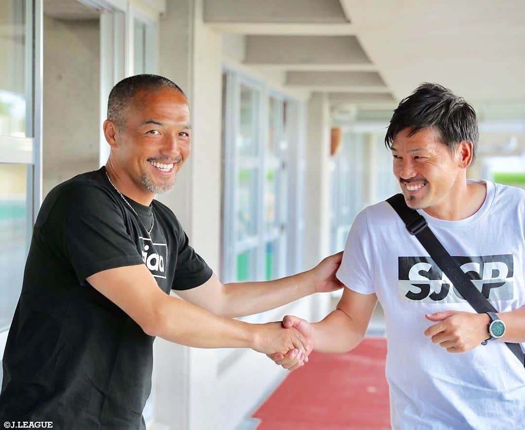 のインスタグラム：「. 日本を代表するファンタジスタ🤝﻿✨ ﻿ #Ｊリーグ﻿ #jleague﻿ ﻿ #FC琉球 #小野伸二 #横浜FC #松井大輔  #ファンタジスタ #レジェンド﻿ #笑顔 #スマイル #smile﻿ #にこにこ #ニコニコ #😊﻿ #かっこいい #イケメン #cool﻿ #握手 #shakehands #🤝 ﻿ #サッカー #soccer #football #⚽️﻿ #japan #🇯🇵 #🌺 #🍍﻿」