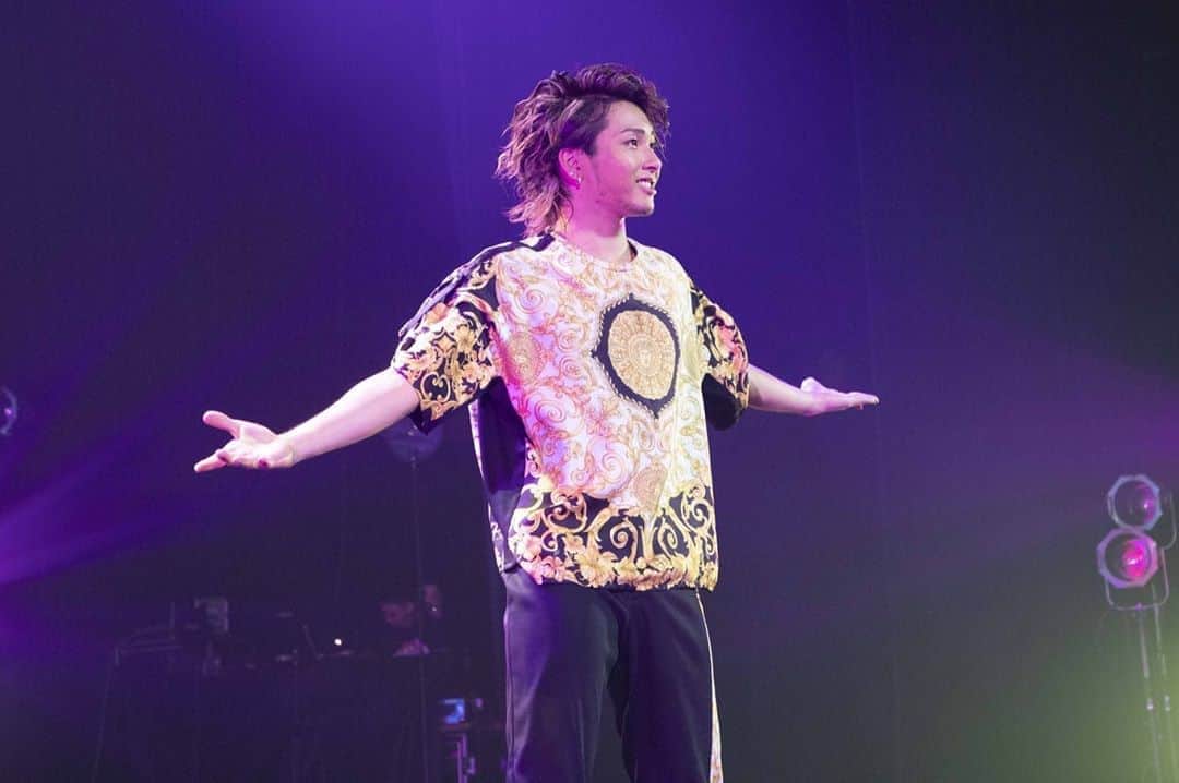 のインスタグラム：「. . . ayumi hamasaki TROUBLE TOUR 2019-2020 𝓐  ｰmisunderstoodｰ . 令和と共にスタートしたこのツアーも一旦中締めということで怪我なく無事に終えれました！ . あゆさん ダンサーの皆さん コーラスさん 沢山のスタッフさん そしてお客様 全ての方が1つになってライブが生まれる奇跡に本当に感謝しています。 . 旅は終わらないということで次から始まるステージ代々木CDLに向けて更にレベルアップできるよう頑張ります💪🔥 . . あゆさん本当にありがとうございました！！！ . #ayumihamasaki #浜崎あゆみ #trouble #troubletour #misunderstood  #沢山近くまで行けて幸せでした #昨年オーディションを受けることを決意してよかった #余韻が抜けません . . . #OPの #ジンさん #あれはずるいです #笑」