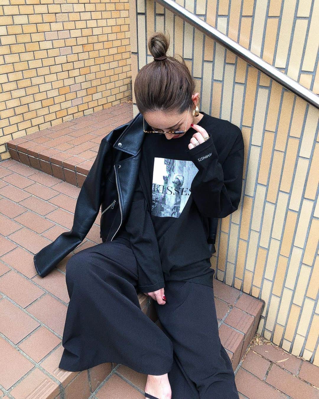 のインスタグラム：「・﻿ ・﻿ 実家で娘timeしてきたから充電された🔋﻿ 今日は1日安室ちゃんBGMに﻿ 明日の出張準備と色々バタバタだったー😳！！ ﻿ そしていよいよ今週8/22(木)から、﻿ FEMINISTS MENS TS 2019AW新作の﻿ 予約販売が開始されます🔥🔥﻿ ﻿ めちゃめちゃお問合せを頂いている 大人気の﻿メンズシリーズの新作なので、﻿ 是非是非是非チェックしてくださいね😉💕💕﻿ #mieliinvariant  #muramistyle  #allblack #mens」