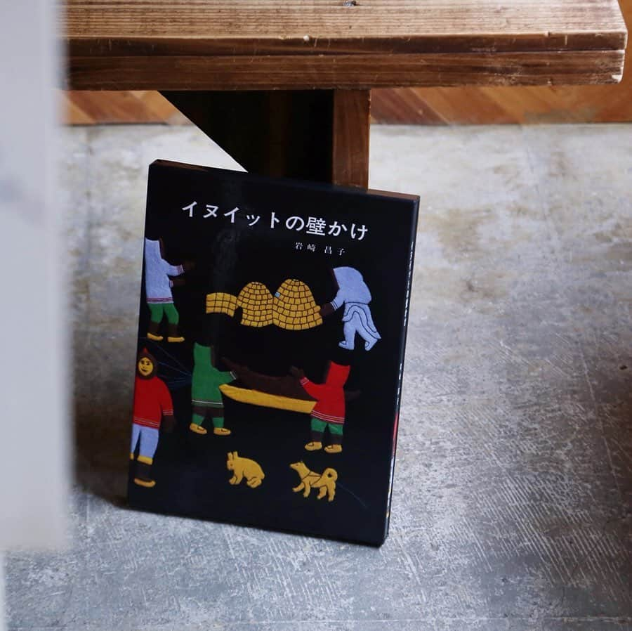 nostos booksさんのインスタグラム写真 - (nostos booksInstagram)「「イヌイットの壁掛け」の中に登場するのは、動物や人、家や山など。描かれているのは日々の何気ない暮らしなのに、まるで童話の一場面のようで、耳を澄ませば楽しいストーリーが聞こえてきそうです。﻿ ﻿ カナダの先住民イヌイットの暮らしている極北は、一年の3分の2しか太陽が昇りません。夜のように暗い冬を乗り切るために、女性たちは家族のためにパーカー(防寒着)を縫い、その際に出る端切れを使って壁かけを作ります。﻿ ﻿ 赤地に水色、黒地に黄や緑など思い切った配色なのに、決して派手ではなく、むしろ優しい。家族が少しでも明るく温かく暮らせるようにという女性の工夫が表れています。﻿ 誰かのために、手を動かして創作する楽しさ、美しさを思い出させてくれるようです。(小見)﻿ ﻿ ﻿ 『イヌイットの壁かけ』は現在出版されている愛蔵版ではなく、暮らしの手帖社から出版された初版です。詳細はプロフィールリンクからご覧ください >>@nostosbooks﻿ ﻿ #イヌイットの壁かけ #イヌイット #手しごと #nostosbooks #ノストスブックス #松陰神社前 #松陰神社前駅#松陰神社商店街 #世田谷線 #世田谷線沿い #古本 #古本屋 #古書店 #東京古書店 #古本屋巡り #本屋巡り #アートブック #ブックデザイン #おすすめ本 #おすすめの本」8月19日 19時05分 - nostosbooks