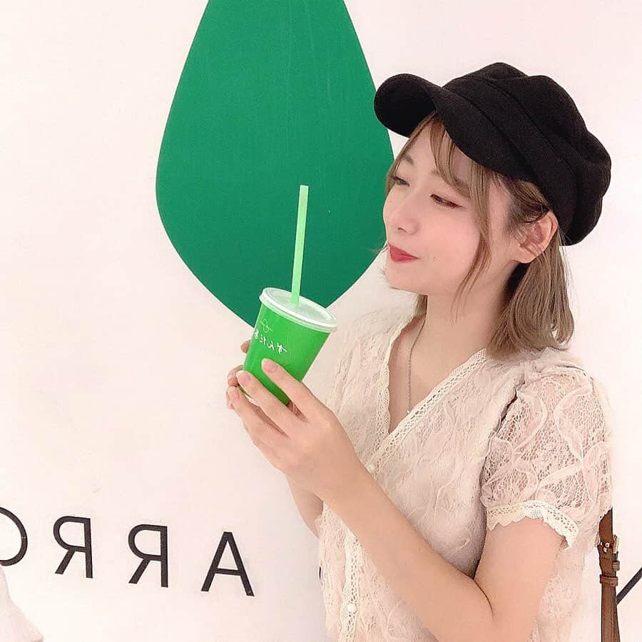 のインスタグラム：「. . ずんだシェイク🐶 . このレースのお洋服は @u_dresser さんのだよ！ タグ付けしてあるよ‪‪❤︎‬ . #物と撮るとどうしても #おばショットになる #なんで？」