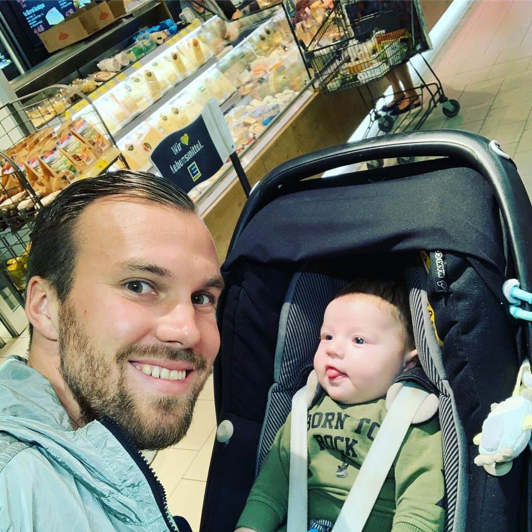 ケヴィン・グロスクロイツのインスタグラム：「*werbung*  Die Chefs beim Einkaufen 💪🏻❤️💯 #familie #vaterundsohn #gibtnichtsbesseres #fische #isso」