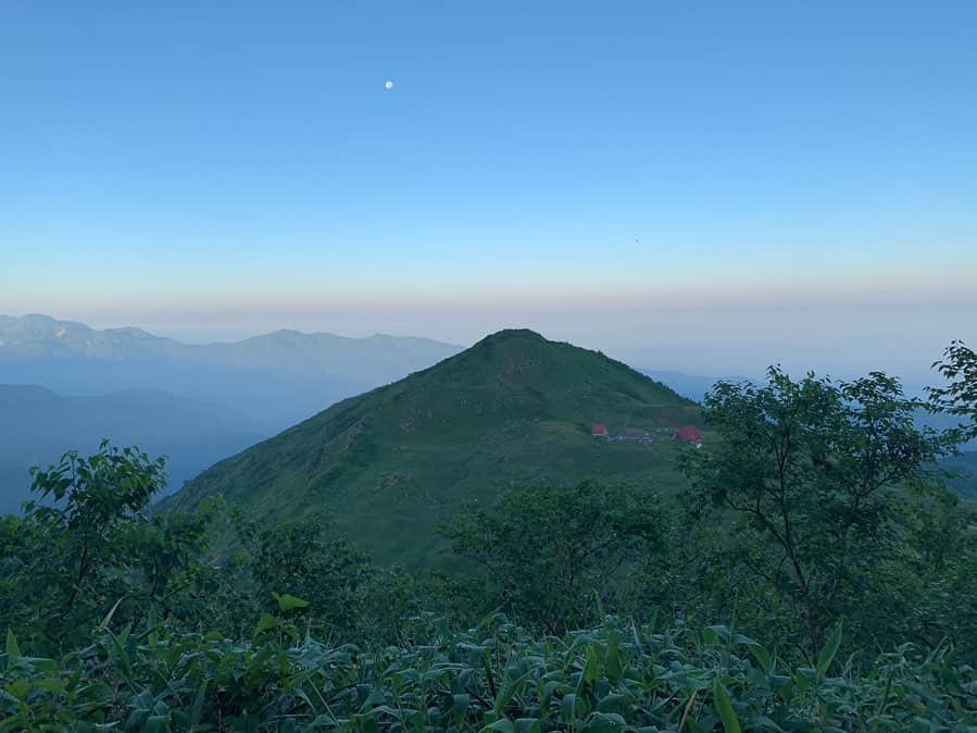 大江光さんのインスタグラム写真 - (大江光Instagram)「2019/08/17.18 ⛰ 朝日岳 2418m . . 初登山でした！ 早くからの乾杯も夜ご飯も御来光も全てが楽しくて最高でした！ . ガイドの水間さん @daisukemizuma . 朝日小屋のみなさん、一緒に登ったみなさん、ありがとうございました‼︎ . . . #初登山 #朝日岳 #朝日小屋」8月19日 19時08分 - hikaru3.83