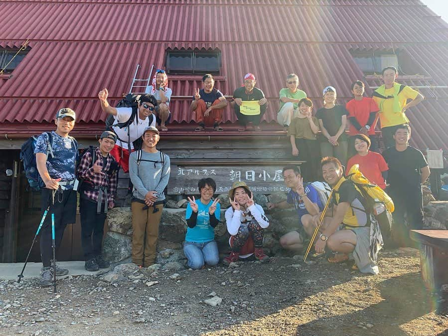 大江光のインスタグラム：「2019/08/17.18 ⛰ 朝日岳 2418m . . 初登山でした！ 早くからの乾杯も夜ご飯も御来光も全てが楽しくて最高でした！ . ガイドの水間さん @daisukemizuma . 朝日小屋のみなさん、一緒に登ったみなさん、ありがとうございました‼︎ . . . #初登山 #朝日岳 #朝日小屋」