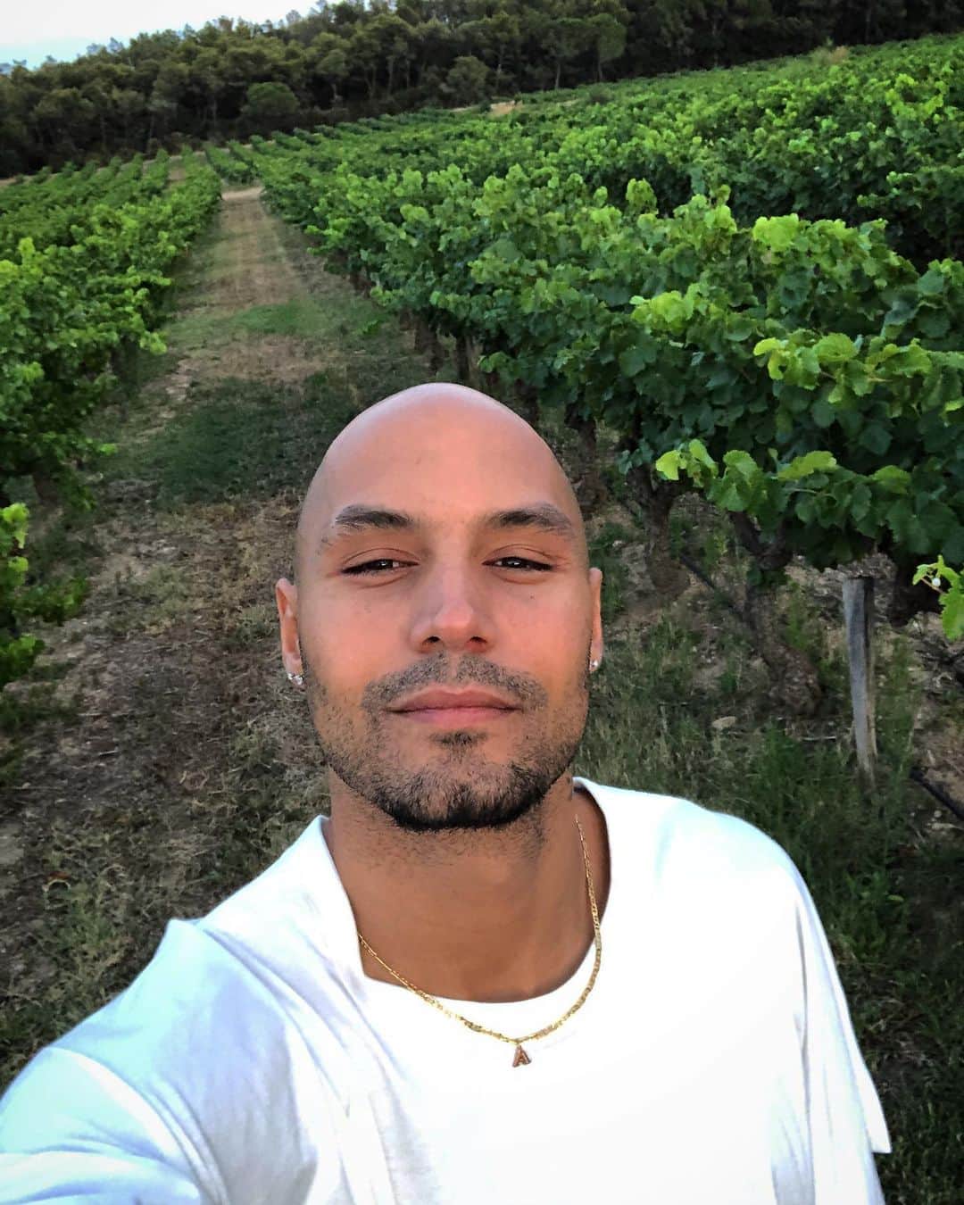 ヨアン・ベナルアンのインスタグラム：「Recharging the batteries in the nature #peace #southfrance #yb29pablopicasso #nottingham #nottinghamforest #nature #france #england #italie #yohjiyamamoto #tunisie #face #energy #bergamo #mentality #freedom 🦅」