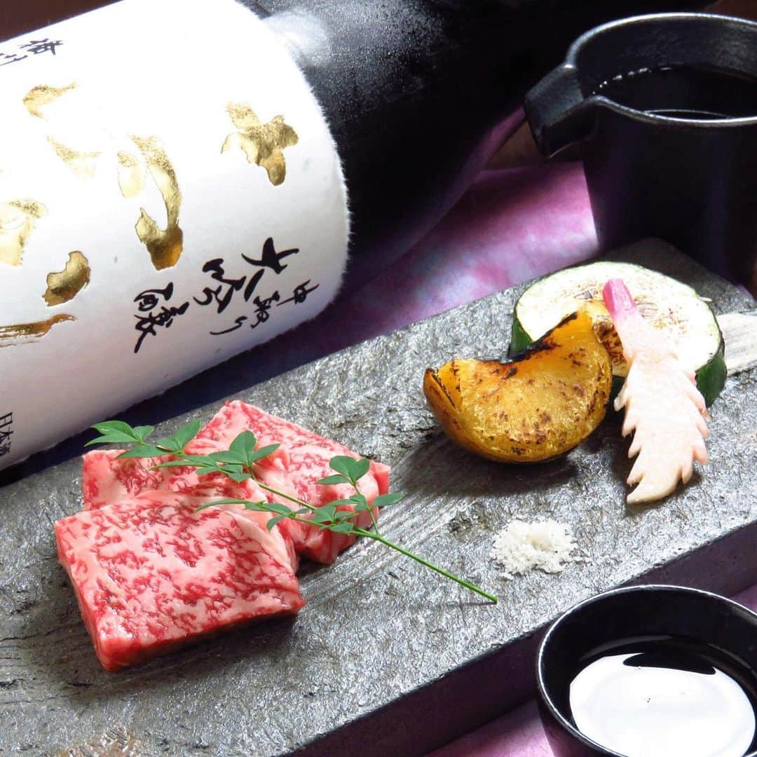 六献 飯田橋のインスタグラム：「. 【佐賀牛を贅沢に】 お写真は「小会席膳と日本酒」 サーロイン・リブロース・肩ロース等、溶岩焼で味わえる佐賀牛は、 常にA4以上の生肉を仕入れています。 口の中に入れた途端、とろけていくのを実感いただけます♪ . . #六献#飯田橋#うに#ウニ#雲丹#炭火焼き#サーロイン#A5ランク#地酒#夏酒#ポン酒タグラム#日本酒大好き#純米酒#日本酒で乾杯#酒スタグラム#純米吟醸#日本酒好きな人と繋がりたい#十四代#日本酒大好き#接待#宴会#和食ごはん#和食好き#和食大好き　#和牛#すき焼き#旬魚#鮮魚#コース#和食レストラン」
