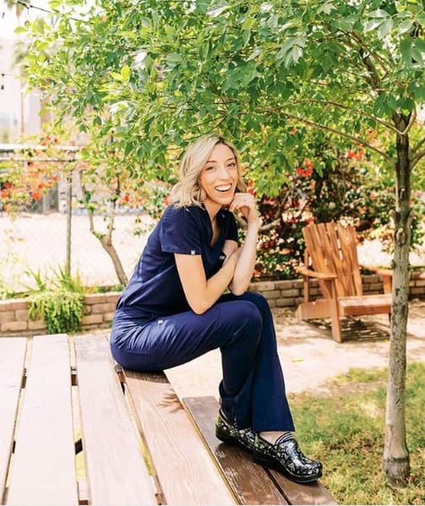 ダンスコのインスタグラム：「ICU wearing those clogs. Thanks to ICU nurse @themaddiward for the awesome pic! . . . #dansko #instalove #clogs #shoes #danskos #justyourfavorites #instagood #danskostyle #comfort #newshoes #nursesofinstagram」