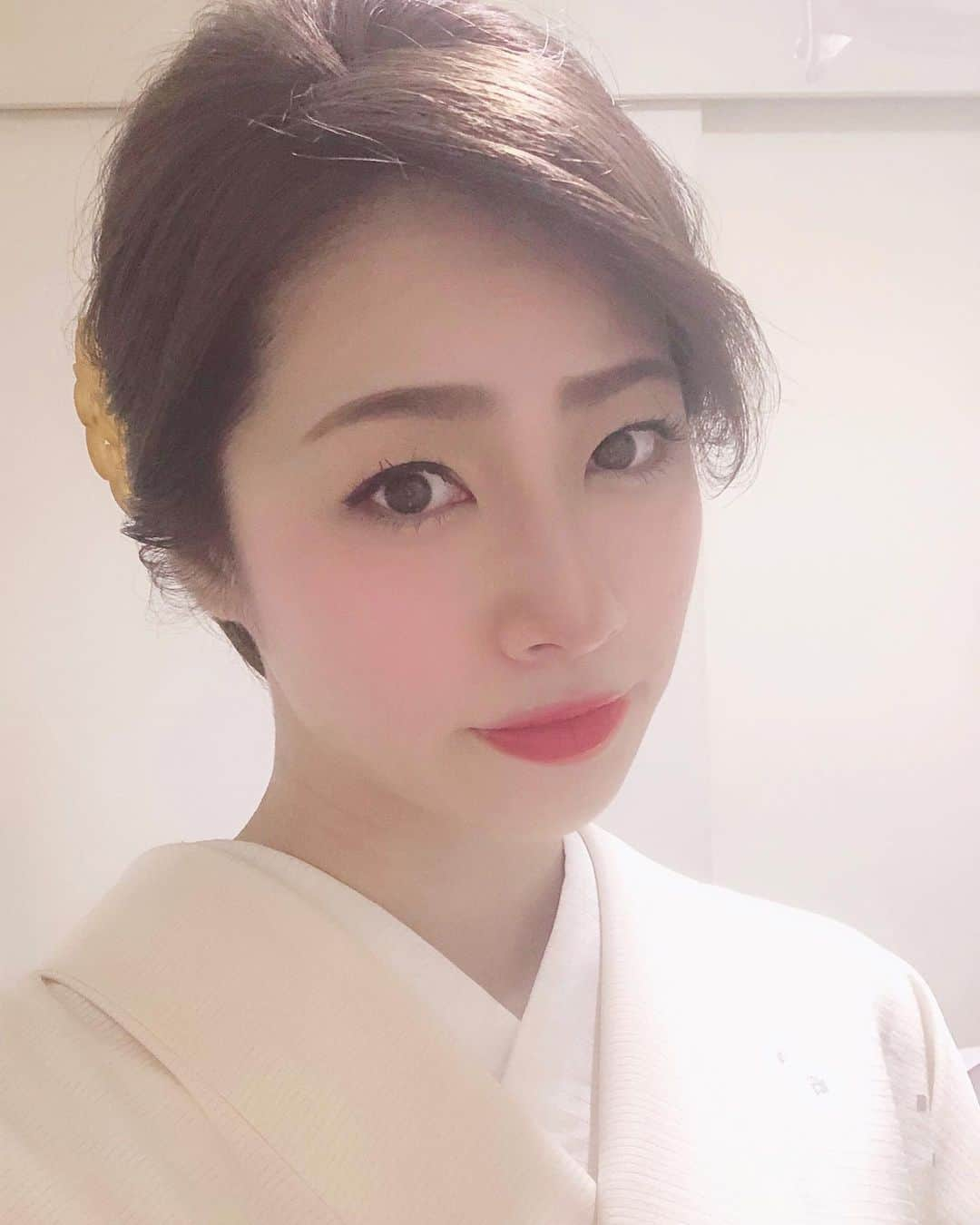 東森美和さんのインスタグラム写真 - (東森美和Instagram)「銀座は今日からまたワイワイと賑わってます✨お盆中は8丁目は静かで人が全然いなくて寂しかったです😂 会員制ファイトクラブも今宵より通常営業20:00〜4:00まで元気に営業致します。今日はお着物ではありませんが…w 写真はお盆前に着たお着物です😂  白の着物が好きで、帯とかで雰囲気を変えて楽しむのが好き💕この写真肝心の帯が写ってない…  まだまだ暑い夜が続きますが🌉頑張ります⭐︎ #ファイトクラブ #fightclub #銀座 #銀座バー #会員制バー #会員制 #東森美和」8月19日 19時23分 - higashimorimiwa