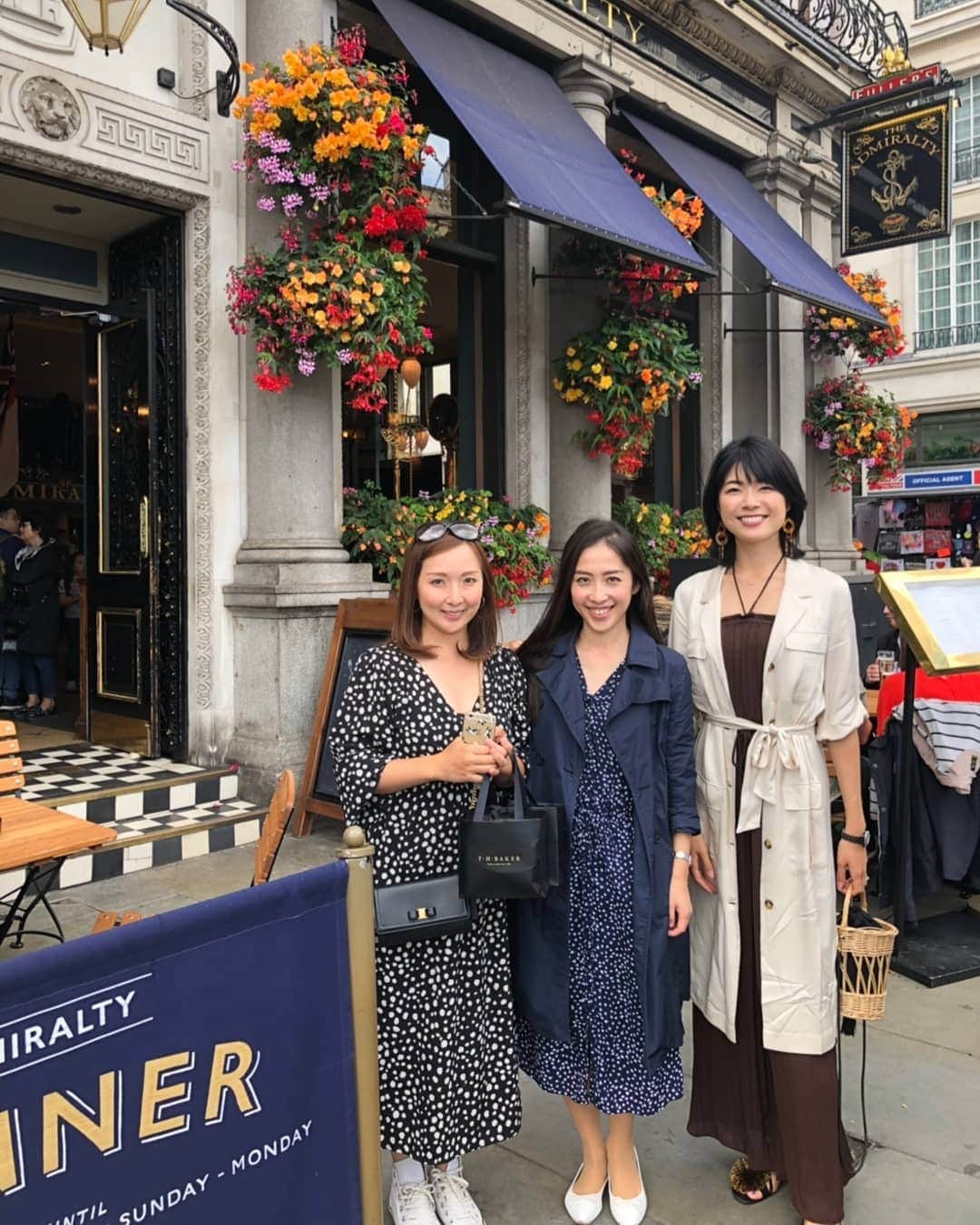 のインスタグラム：「日本から来たお友達と、ロンドンに住んでるお友達と、パブランチ🍺🍴 お友達が行きたい！って言ったお店が、先週行ったお店だったけど、美味しかったからまた行った💞 日曜日営業、ネット予約可、トラファルガー広場前、スタッフ親切&雰囲気も良くてオススメです👍💕 (この店の回し者ではありませんw)  #theadmiralty #publunch #pub #パブ #london #ロンドン #ロンドングルメ #trafalgarsquare #トラファルガースクウェア #sundayroast #サンデーロースト」
