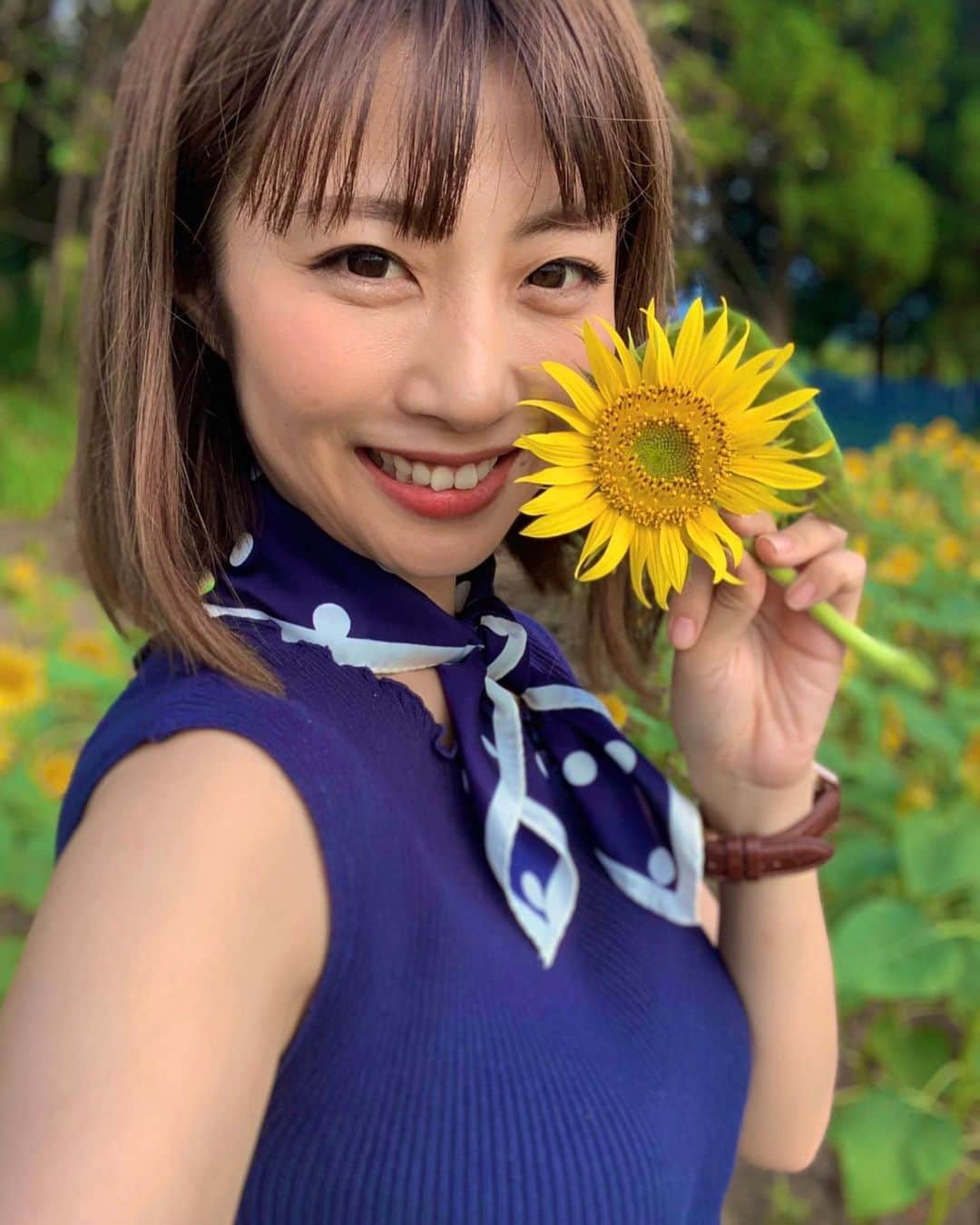 古川真奈美さんのインスタグラム写真 - (古川真奈美Instagram)「.﻿ .﻿ .﻿ ひまわり🌻﻿ ﻿ ﻿ ﻿ #ひまわり畑  #ヒマワリ畑  #夏﻿ #折れてたひまわりだよ  #ちぎってません  #誤解されたくないので﻿  #一応  #instagood  #instadiary ﻿ #instalike #instamood ﻿ #ow #instapic #instaphoto﻿ #girl　#follow #followme  #gravure  #japanesegirl  #selfies  #インスタグラビア」8月19日 19時31分 - mana_0619