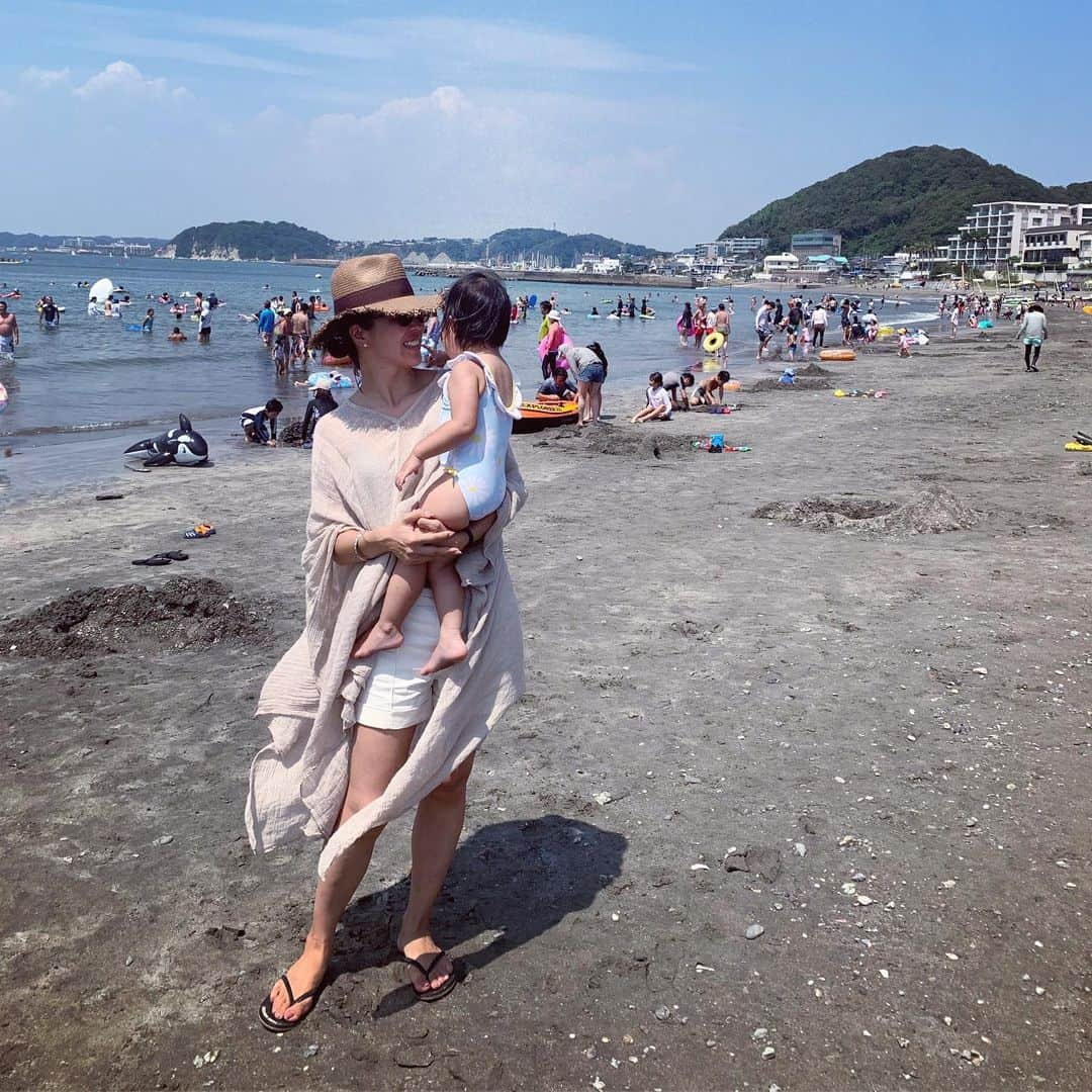 鈴木六夏さんのインスタグラム写真 - (鈴木六夏Instagram)「今年は水の体験をたくさんさせたいなぁーと思い、 時間のかぎりあちこちへ😊  ヘルパーがあれば1人で浮かんだり、 手を持って飛び込みしたり、 浮き輪でくるくる回ったり、 お水だーいすきに♡  私自身、 子ども時代に大好きな水遊びでとても危険な経験をしたからこそ その怖さと楽しさを一緒に教えていきたいなと思っています。  Saleで買った @deuxiemeclasse の麻ポンチョが、水辺で最高に役立っています👌🏽 #3枚目のQ #🤣」8月19日 19時26分 - rikuka.62